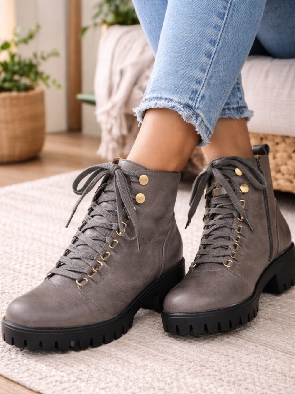 Chase + Chloe Gray Lace-Up Combat Boots Women’s 8 Chunky Sole Side Zip